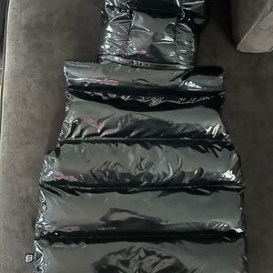 Aritzia Super Puff Vest Med Worn 10 times last season -son has grown out of it.